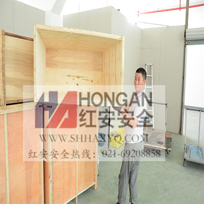 工程師準備裝箱大踏板不銹鋼復合式洗眼器